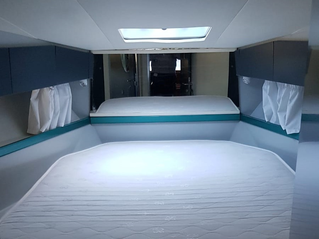 FERRETTI 42 FLY